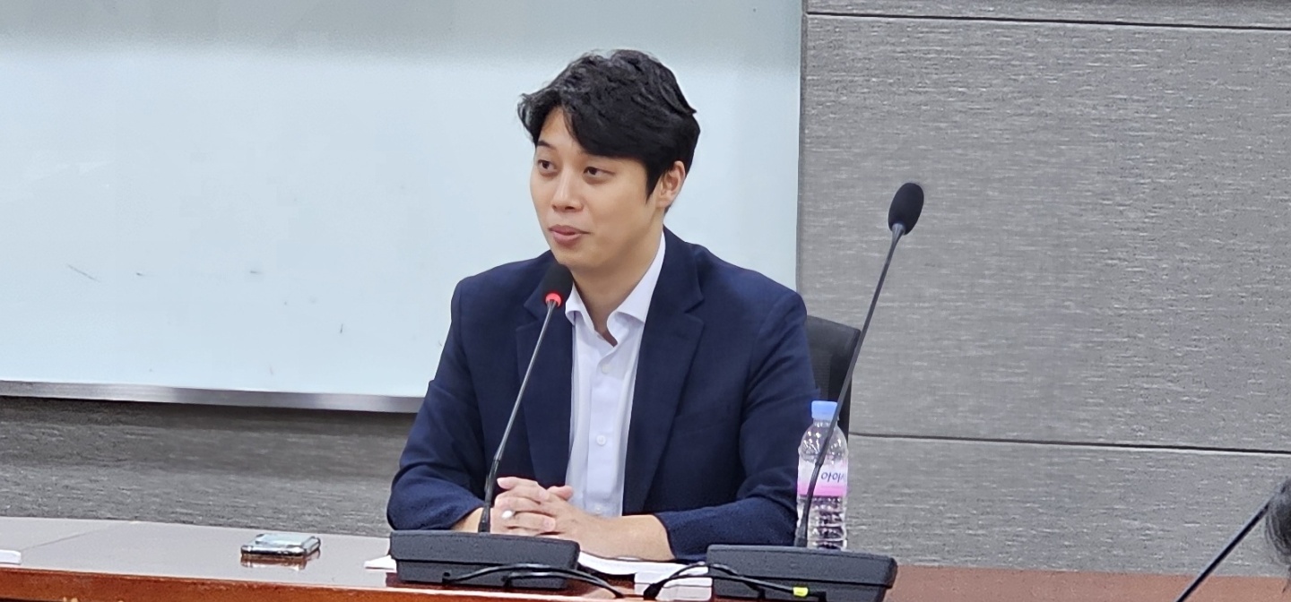 세미나에서 마이크로 의견을 전하는 참석자