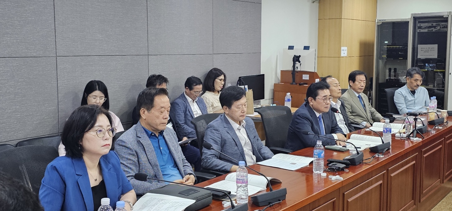 세미나 발표를 경청하는 참석자들